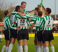 Het elftal viert feest nadat Andr&eacute; de Boer de 2-1 heeft binnen getikt (Foto Helmich Lubberts)